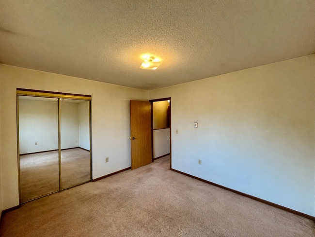 Building Photo - 600 Hollywood Dr
