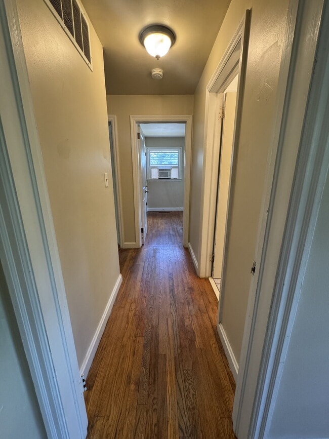 Building Photo - 3 Bedroom 1 Bathroom Home
