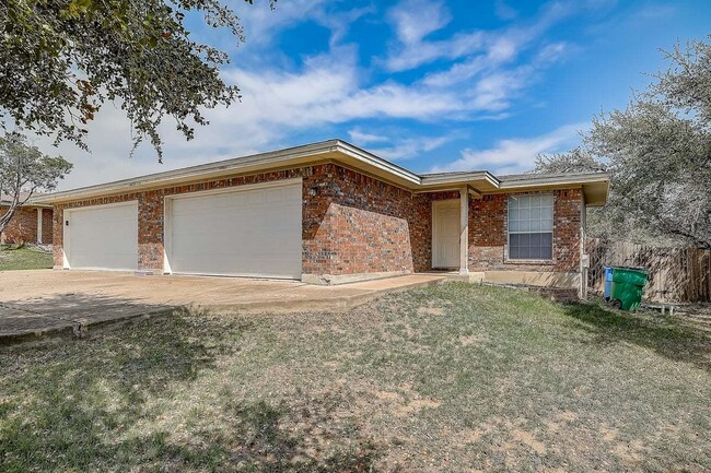 Building Photo - Beautiful Duplex in Lago Vista