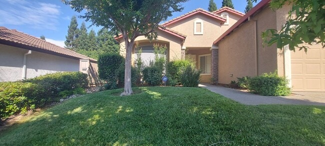 Building Photo - Gated: Single Story Heritage Oaks 3 Bedroom Plus Office/Den 3 Car Garage with lots of built in fo...