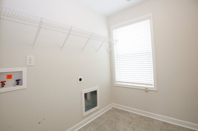 Building Photo - Spacious 3-Bed, 2.5-Bath Modern Home w/ 3-Car Garage in Highcroft – Close to Fort Bragg!