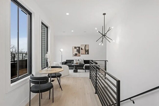 Building Photo - 490 Bennington St