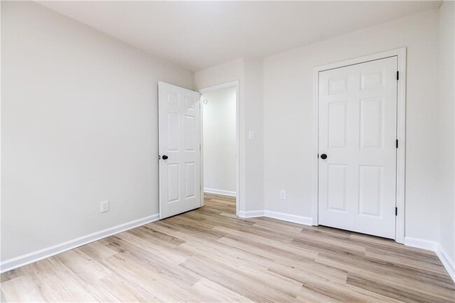 Building Photo - 5195 Hillcrest Glenn Dr