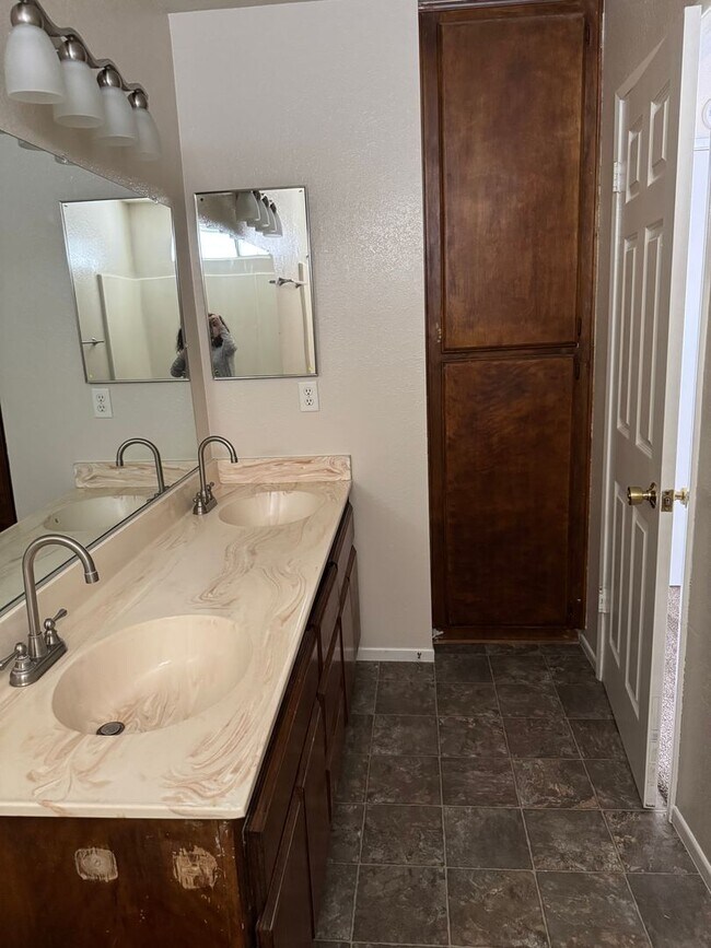 Building Photo - Apple Valley- Four Plex- 2 Bedrooms, 2 Bat...