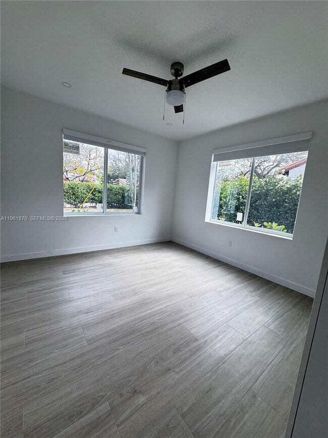 Building Photo - 2855 Royal Palm Ave