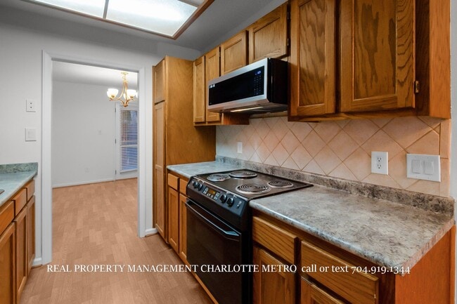 Building Photo - Charming HOME in Prime South Charlotte Location!