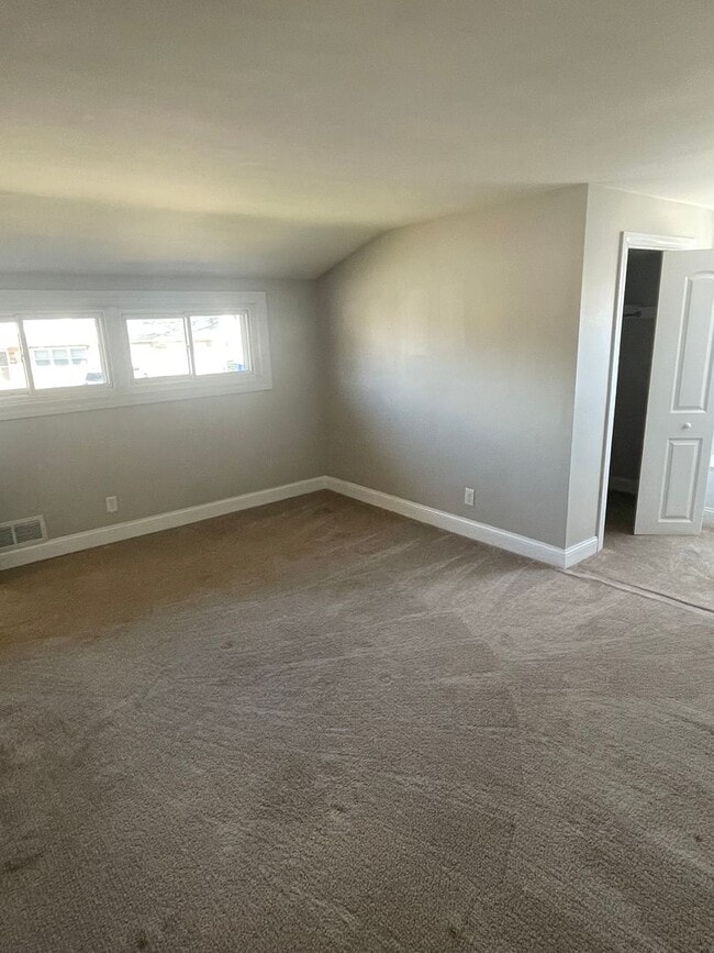 Building Photo - 4 bedroom 1 bath house