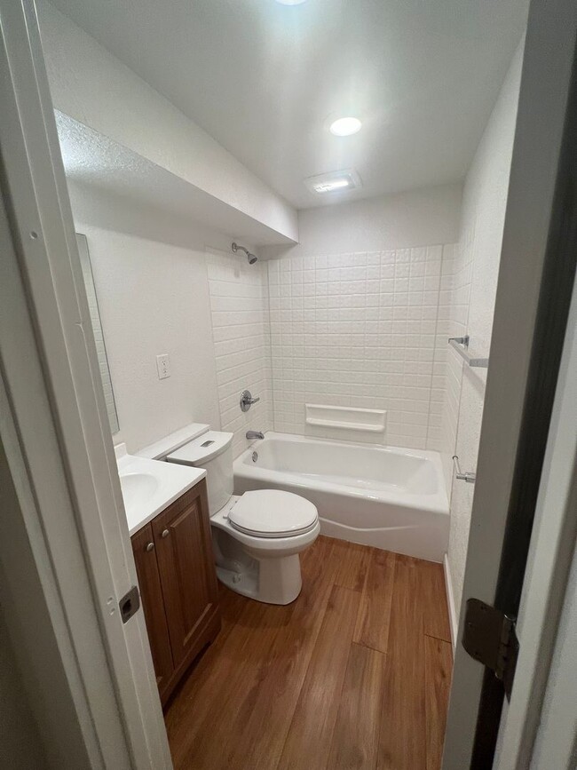 Building Photo - Spacious 5 Bedroom House East of Campus