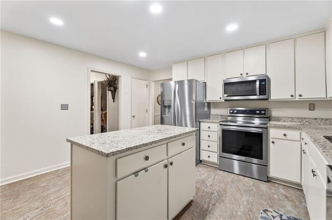 Building Photo - 4040 Summit Dr