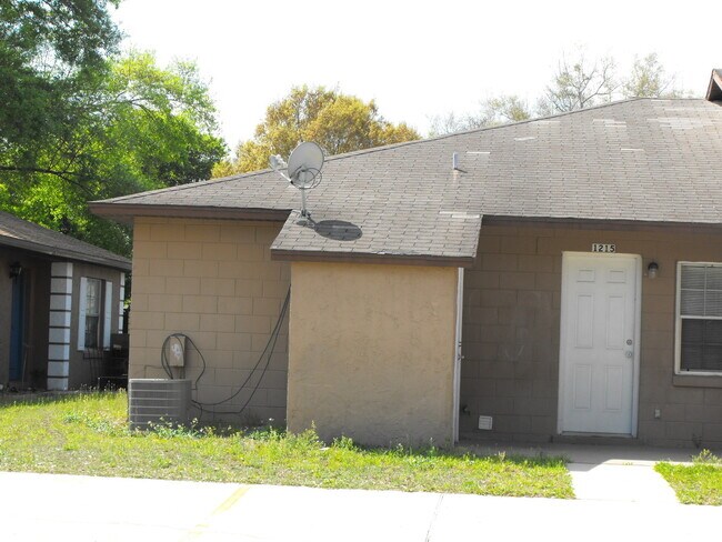 Building Photo - All Tile Patio Home, Minutes Away From UCF, Technology Park, & the E/W Expressway