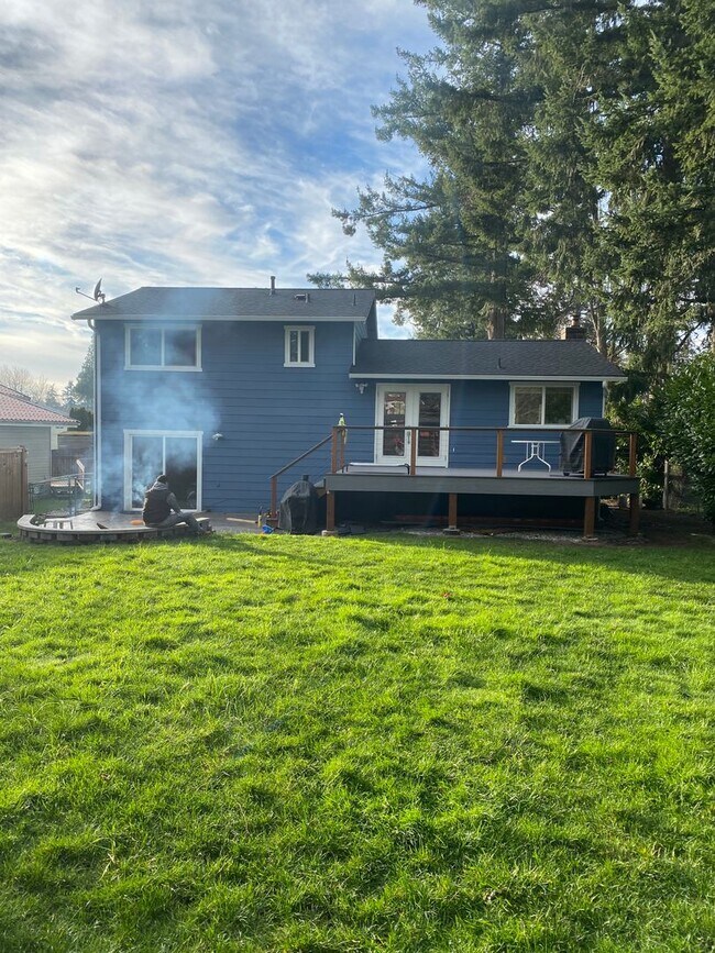 Building Photo - Beautifully Maintained 3 Bedroom 2 Bath Home with Garage and Fenced Yard! Pets Welcome!