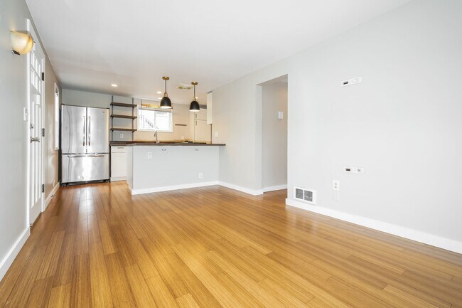 Building Photo - Inviting 3bed Seattle Home with Garage, Yard, and Parking!