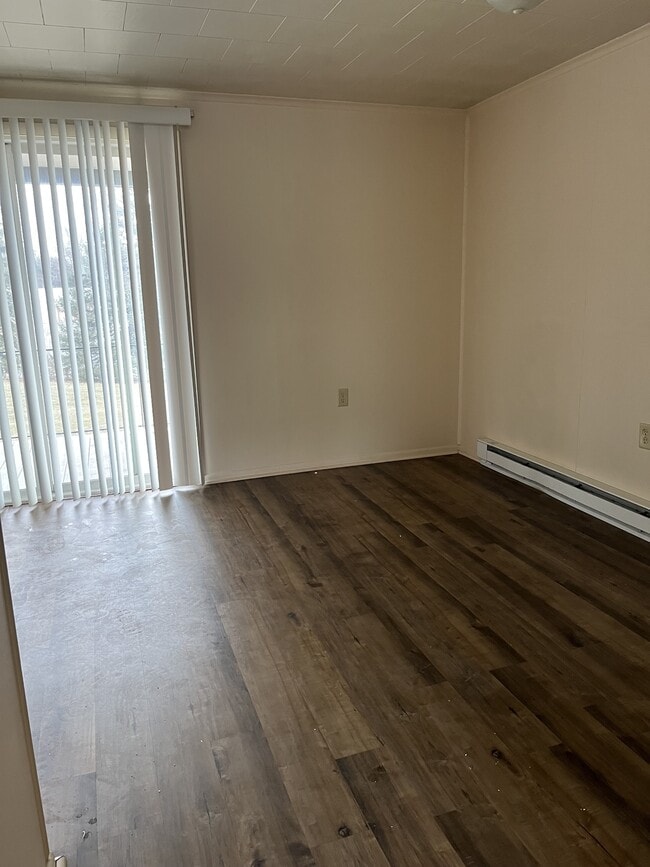 Building Photo - 611 Lincoln Way W