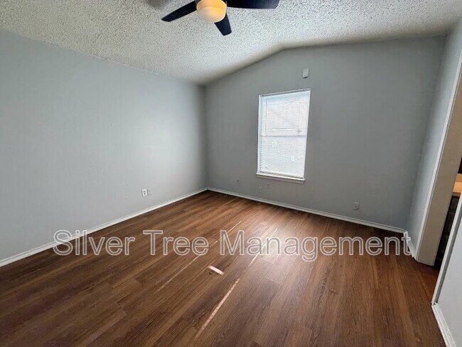 Building Photo - 6847 S Creek Dr