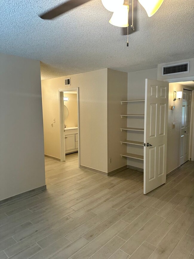 Building Photo - Stunning & Spacious 2 BR / 2.5 BA Townhome – Move-In Ready!