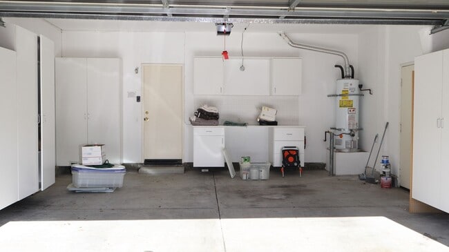 Building Photo - 3 bedrooms 2.5 baths  house in Eastlake- Chula Vista