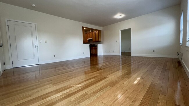 Building Photo - Beautiful Spacious 2 bd/1ba filled with light in Popular Neighborhood – Oakland, Emeryville, and ...