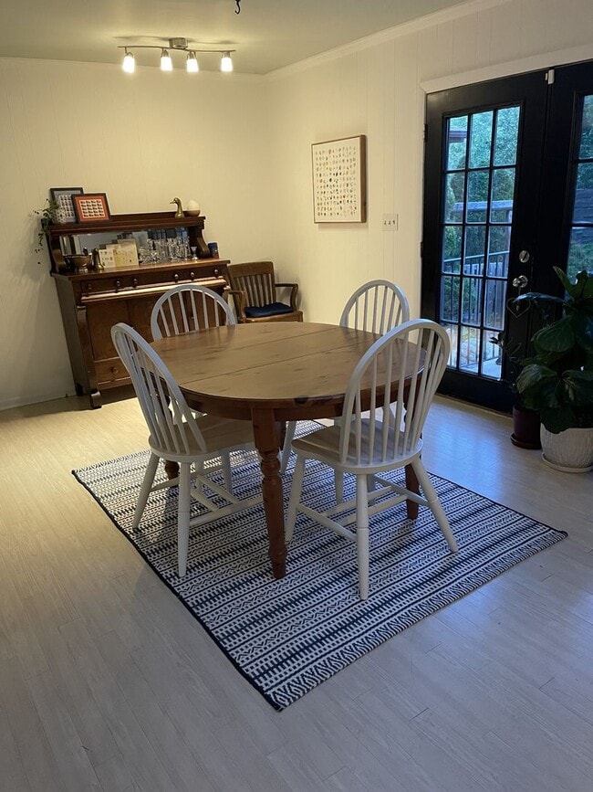 Building Photo - This gem is situated and Lovely 3BE/2BA on a quiet street in Warner Park