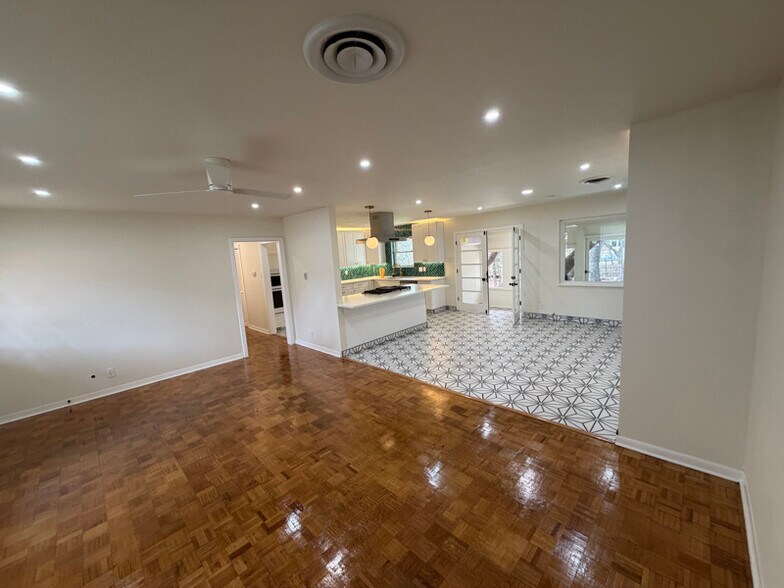 Building Photo - 2010 Parhaven Dr