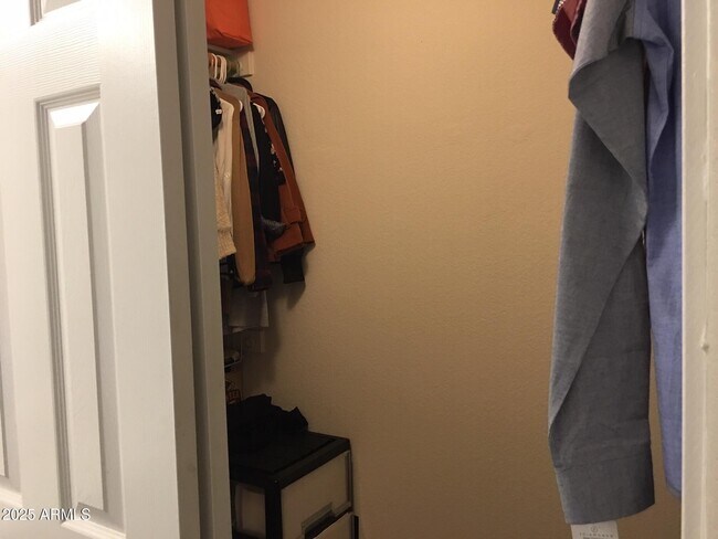 Building Photo - 1373 W Kesler Ln