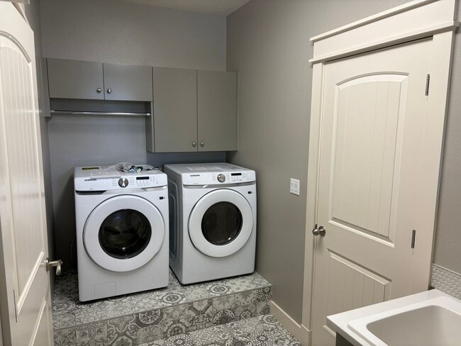 Building Photo - "Luxury Living: Stunning home with marble counter tops & Fireplace!"