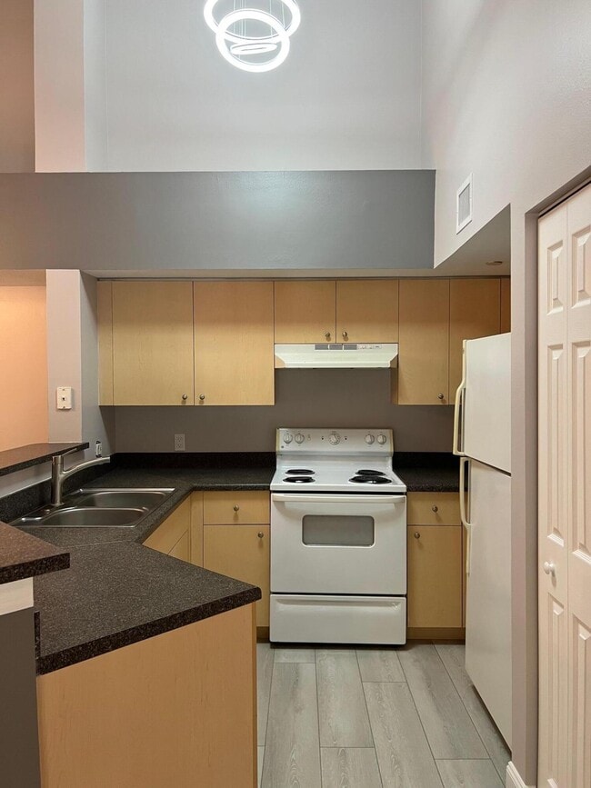 Building Photo - 4220 San Marino Blvd