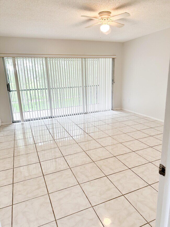 Building Photo - 4010 Inverrary Dr