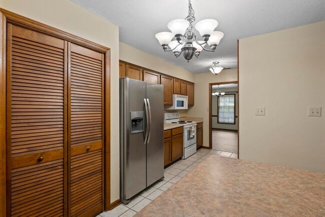 Building Photo - Cul-de-Sac Homesite! Tons of Room!