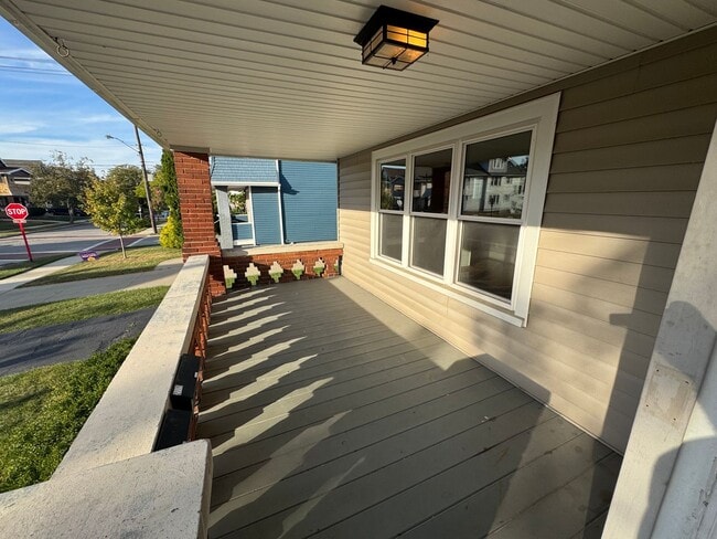 Building Photo - 2115 Lewis Dr