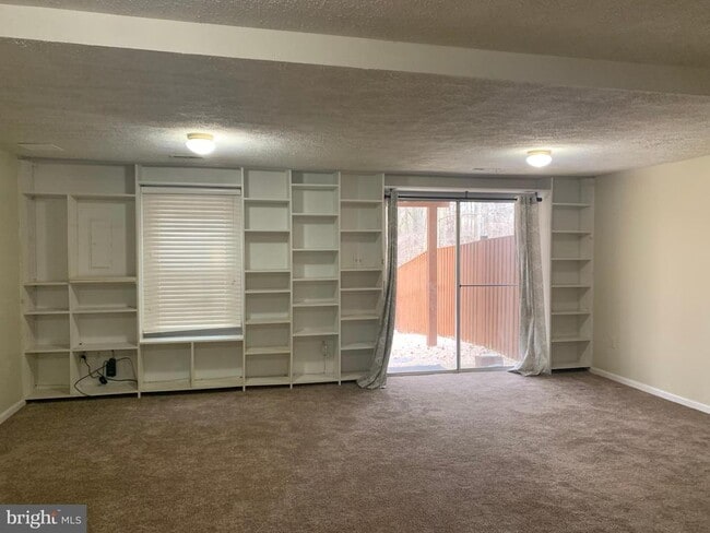 Building Photo - 3027 Mozart Dr