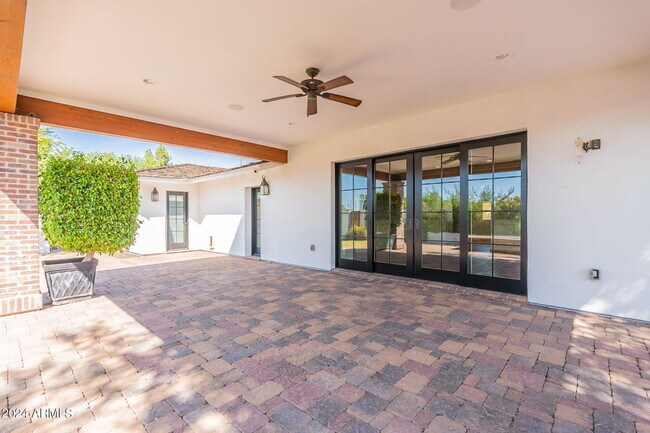 Building Photo - 6433 E Calle Camelia