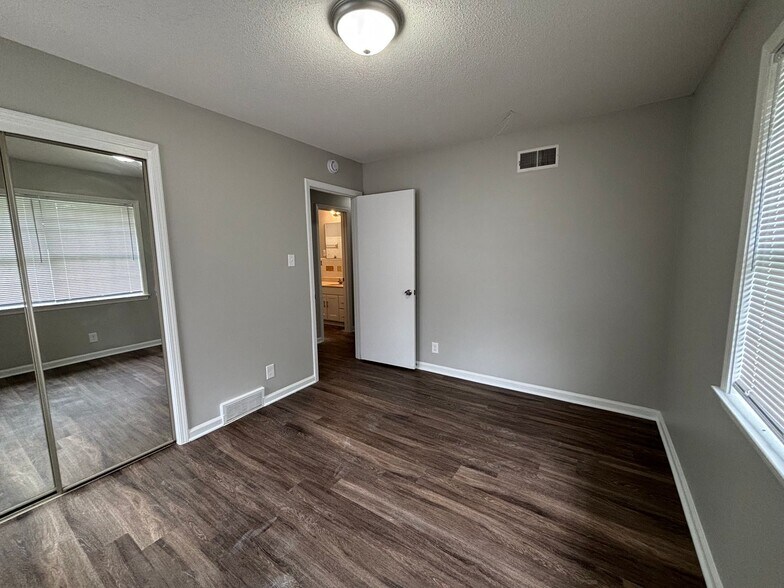 Building Photo - Welcome to this charming 3-bedroom, 1.5-ba...