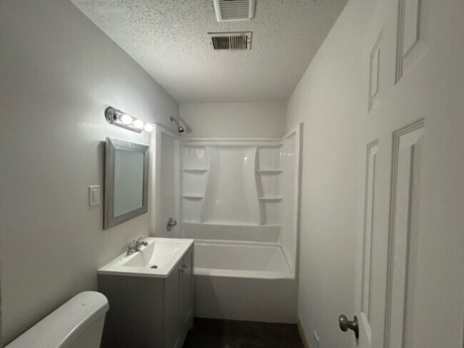 Building Photo - 2 Bed 1 Bath house