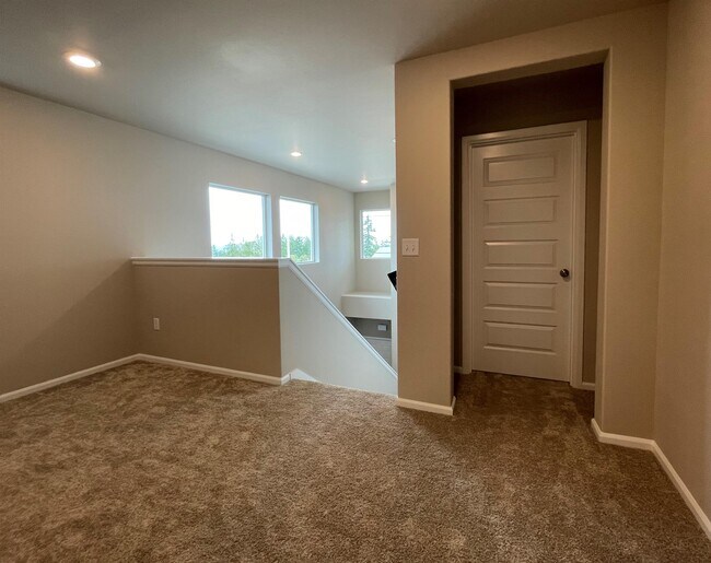 Building Photo - 1037 Timberline Ave