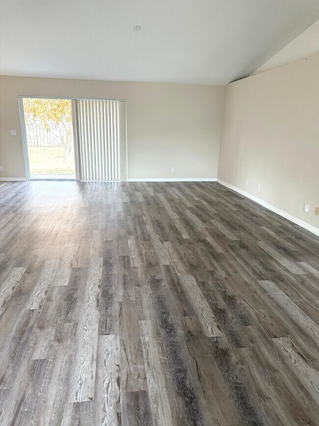 Building Photo - 549 SW Prater Ave