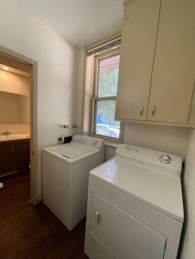 Building Photo - Beautiful 3 Bed 1.5 Bath Townhome in a Ren...