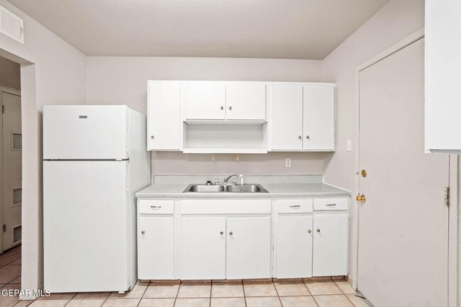 Building Photo - 4908 Royal Dr