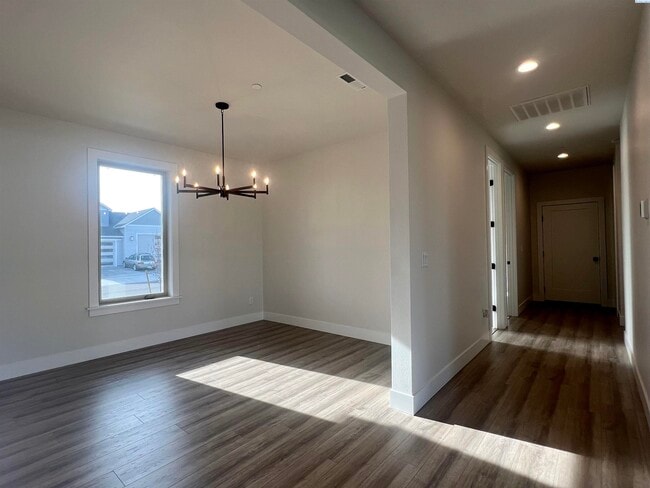 Building Photo - West Vinyard Estates 3 br plus den 4 car