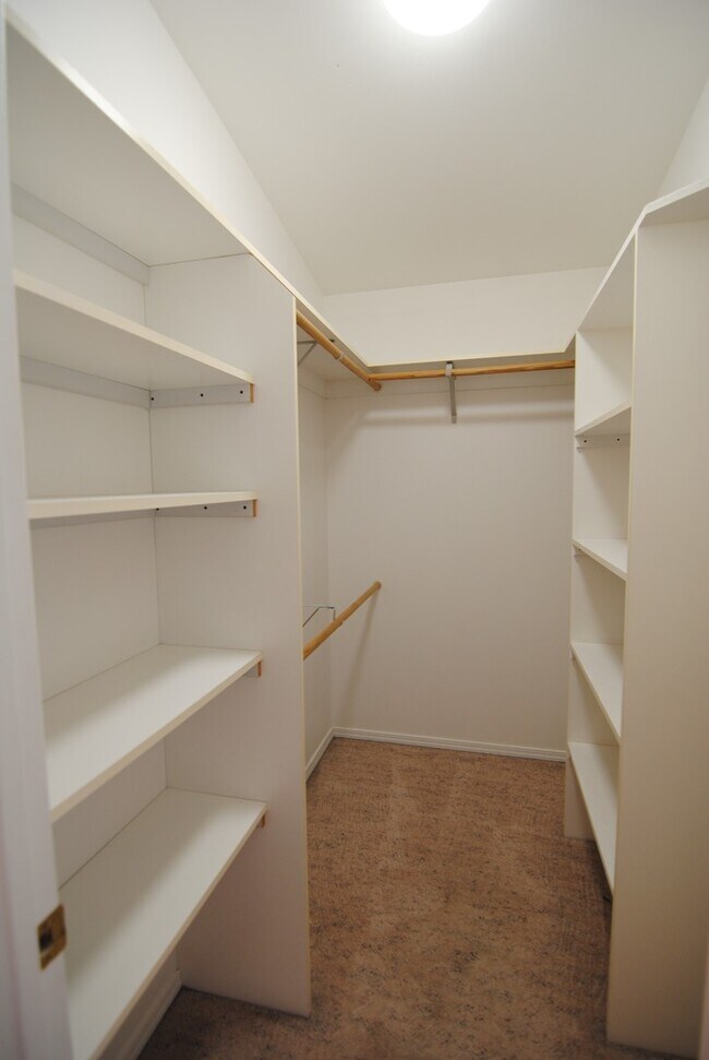 Building Photo - 1386 Brown St