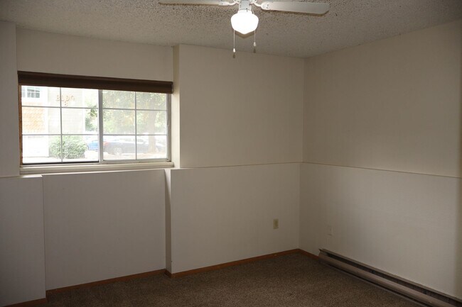 Building Photo - Spacious 2BR/2BA Condo Steps from Campus