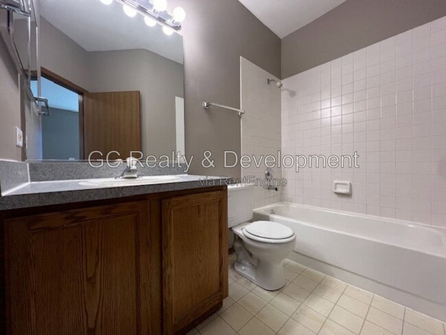 Building Photo - 159 Shorewood Dr