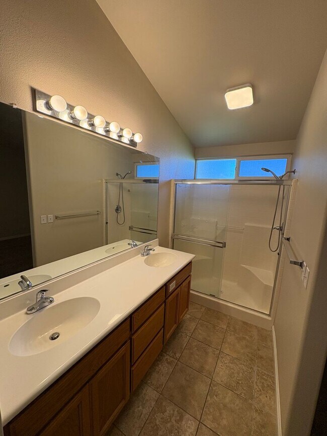 Building Photo - SE Visalia Cul-de-sac Home Available Now!