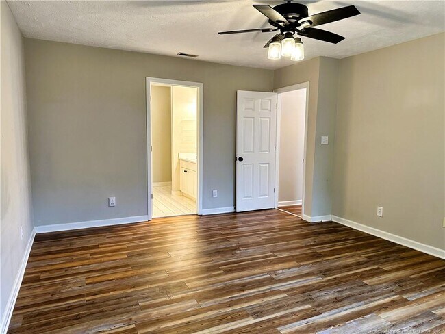 Building Photo - 2940 Amelia Dr