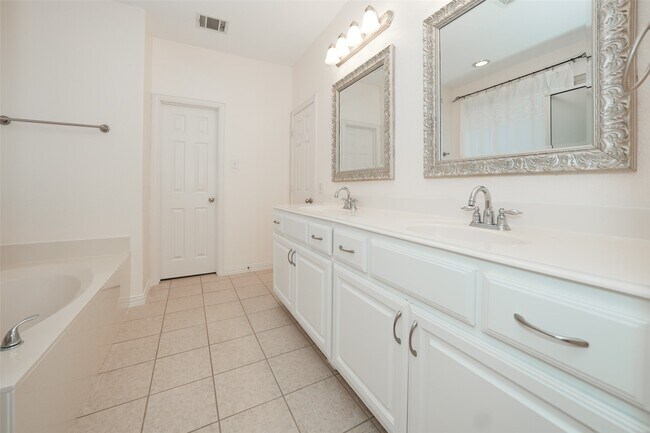 Building Photo - 4426 Greenwood Trace Ln