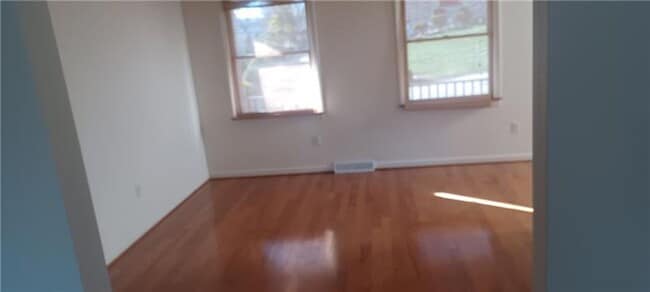 Building Photo - 4 bedroom 2.5 bath Home fo r rent Irwin, PA 15642