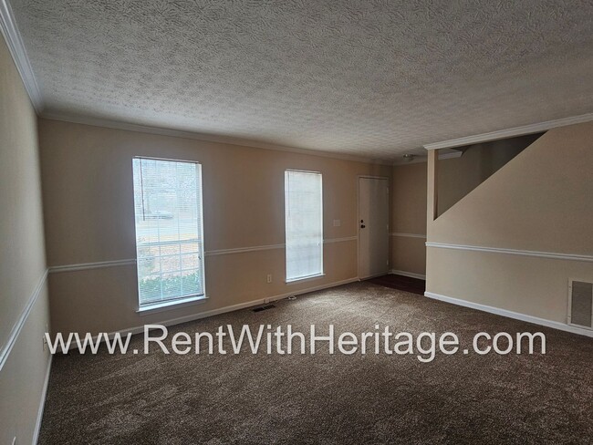 Building Photo - AWESOME 2 BEDROOM / 1.5 BATH APARTMENT IN ...