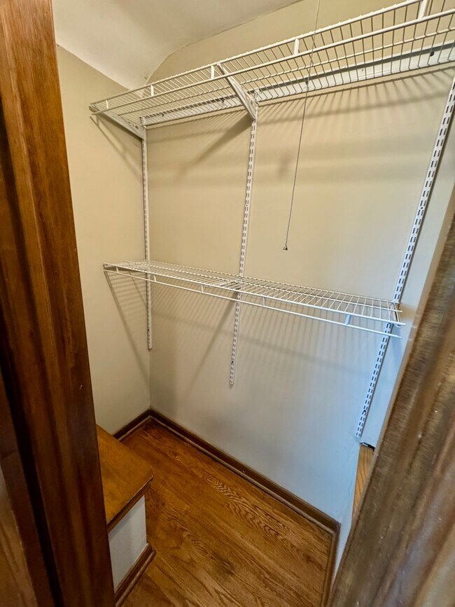 Building Photo - 2 Bedroom - Grandview Area