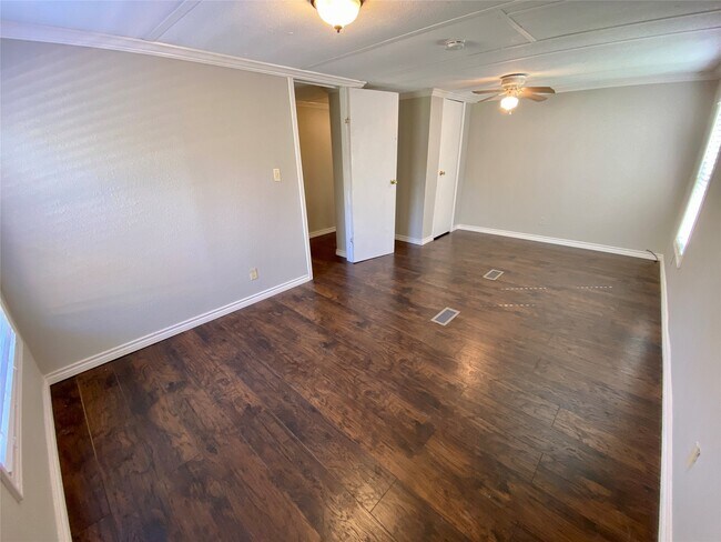 Building Photo - 16544 Live Oak Square Dr