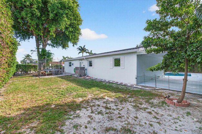 Building Photo - 699 NW 16th Ave