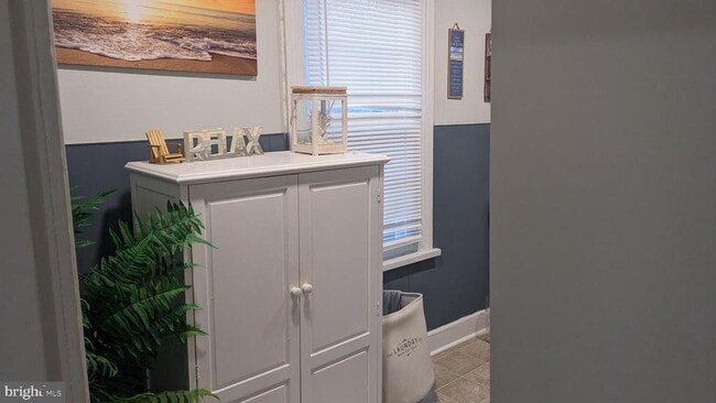 Building Photo - 604 W Holly Ave